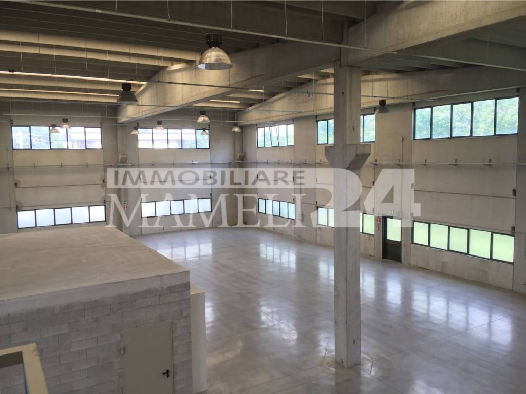 locale commerciale in vendita a Busto Arsizio