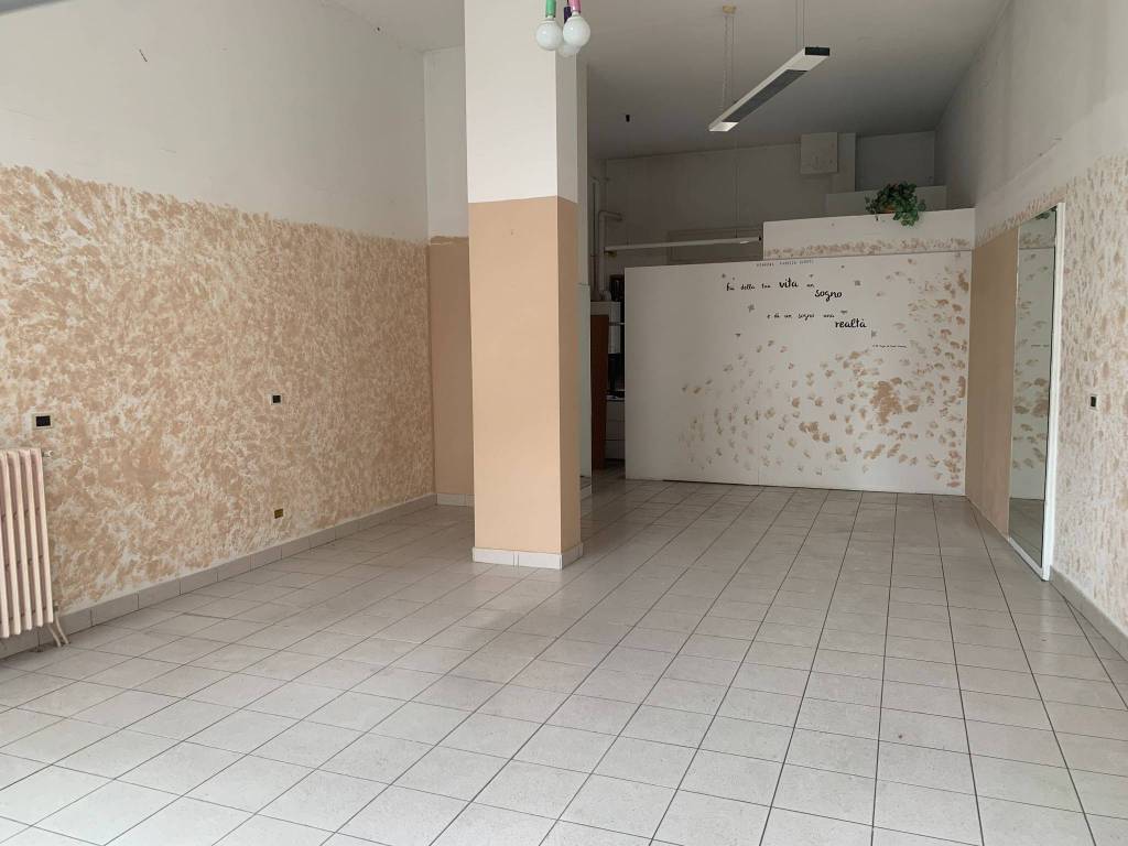 negozio in vendita a Busto Arsizio in zona Borsano
