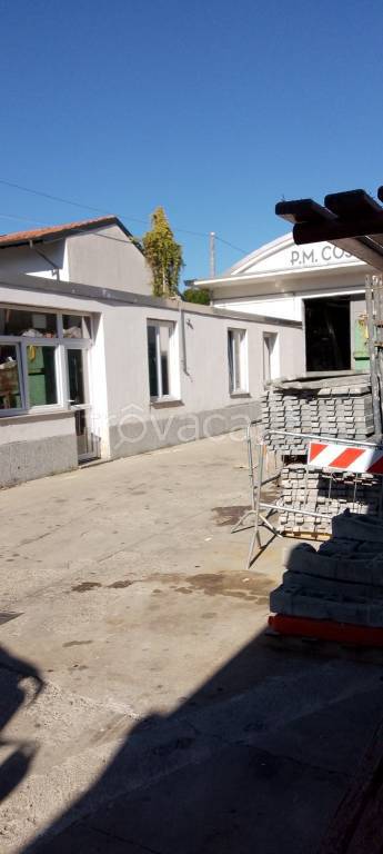 locale commerciale in vendita a Busto Arsizio in zona Borsano