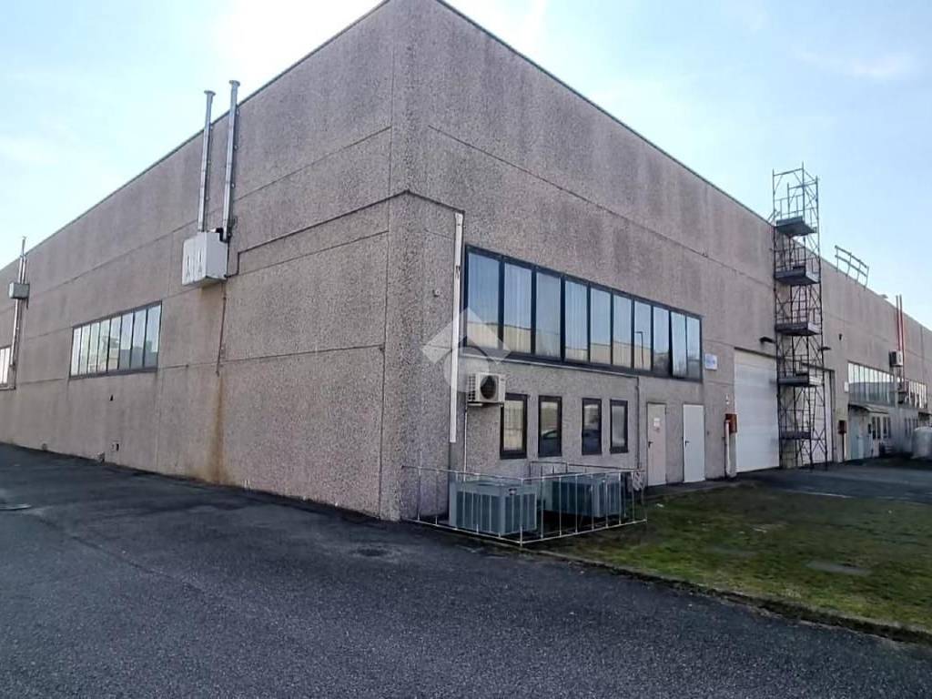 locale commerciale in vendita a Busto Arsizio in zona Borsano