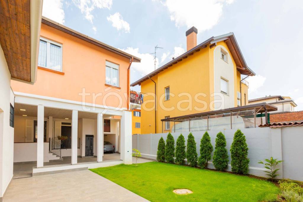 casa indipendente in vendita a Busto Arsizio