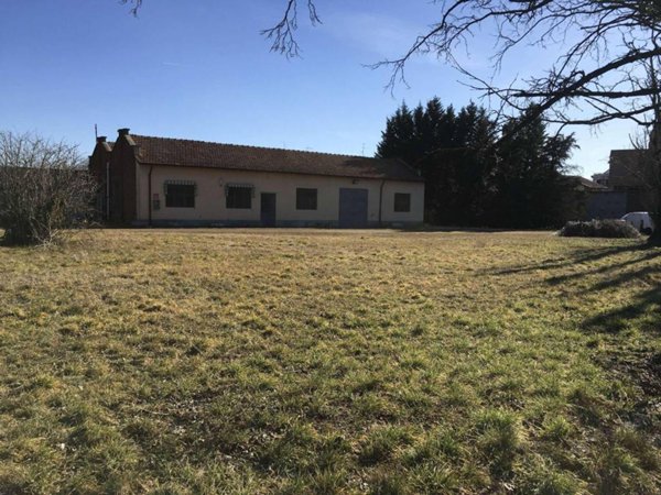 locale commerciale in vendita a Busto Arsizio