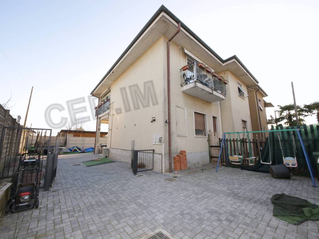 casa indipendente in vendita a Busto Arsizio in zona Borsano