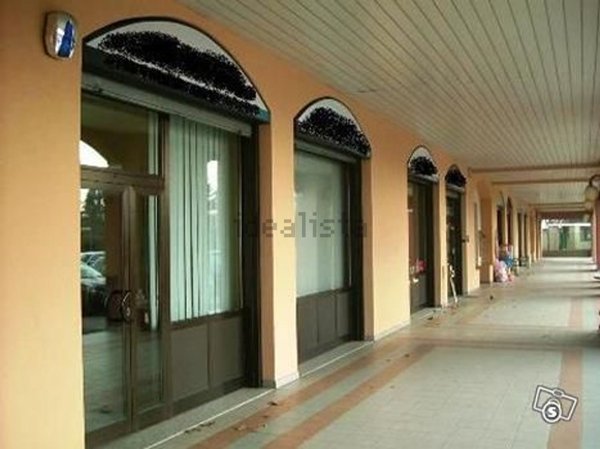 locale commerciale in vendita a Busto Arsizio in zona Borsano