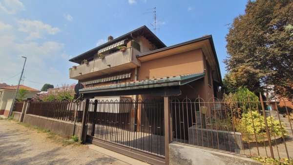 casa indipendente in vendita a Busto Arsizio