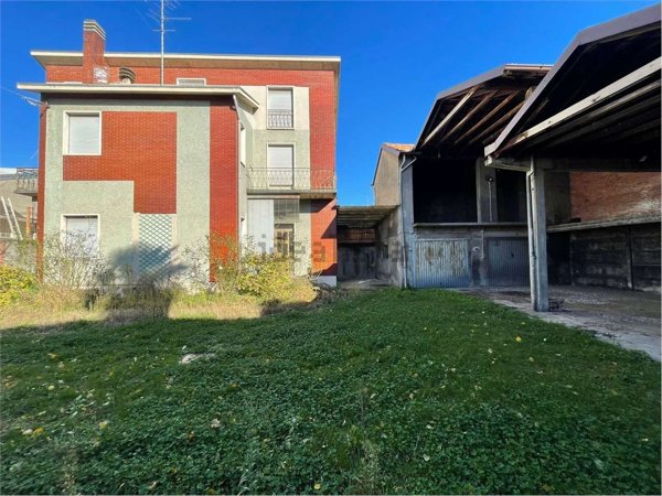 casa indipendente in vendita a Busto Arsizio in zona Borsano