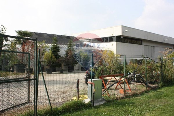locale commerciale in vendita a Busto Arsizio