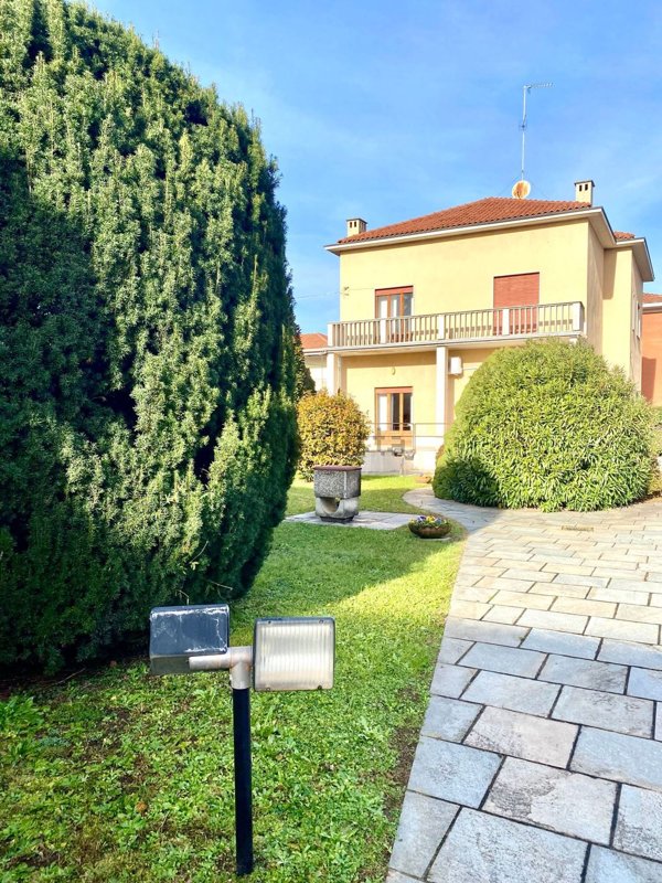 casa indipendente in vendita a Busto Arsizio