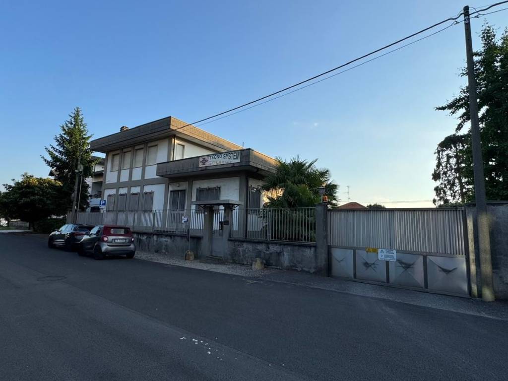 locale commerciale in vendita a Busto Arsizio