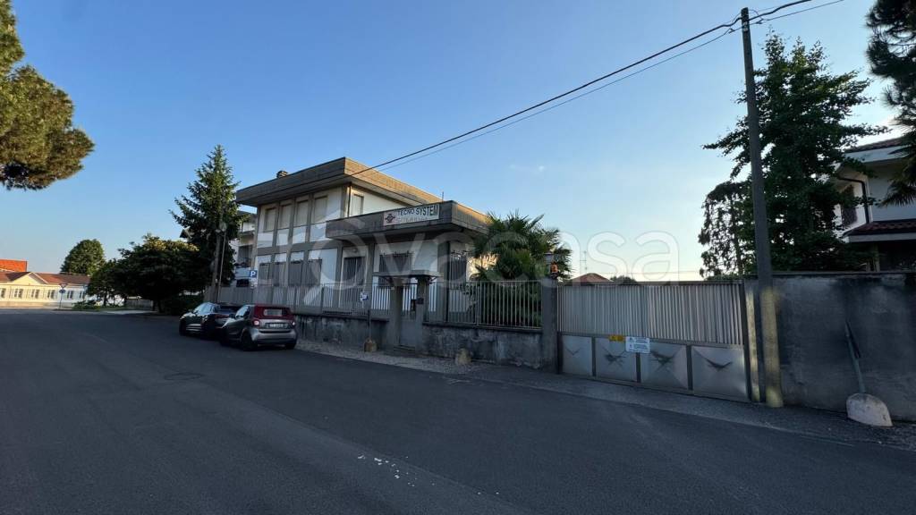 locale commerciale in vendita a Busto Arsizio