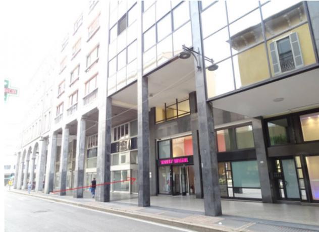 locale commerciale in vendita a Busto Arsizio