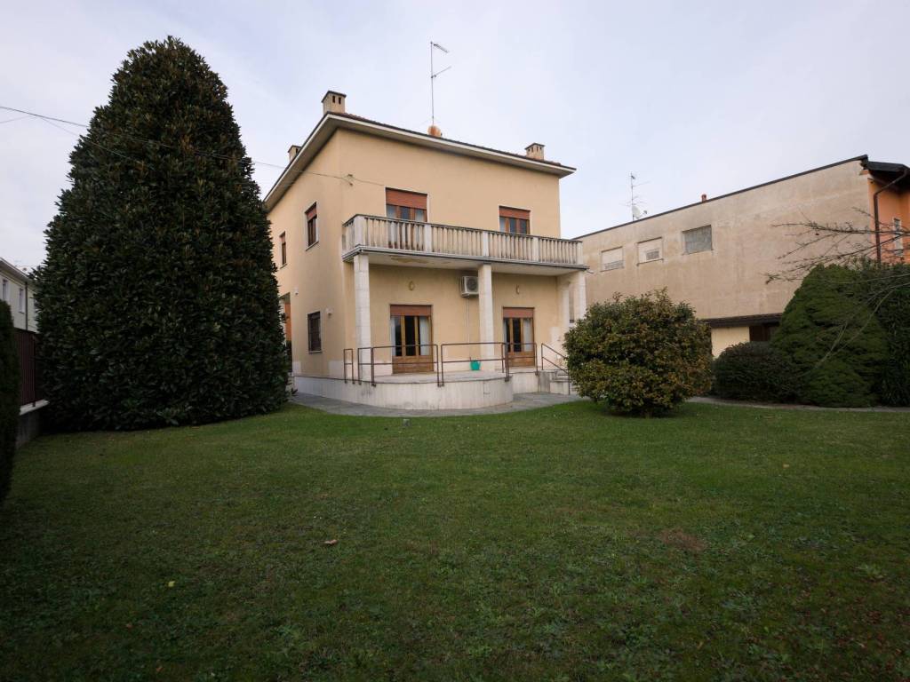 casa indipendente in vendita a Busto Arsizio