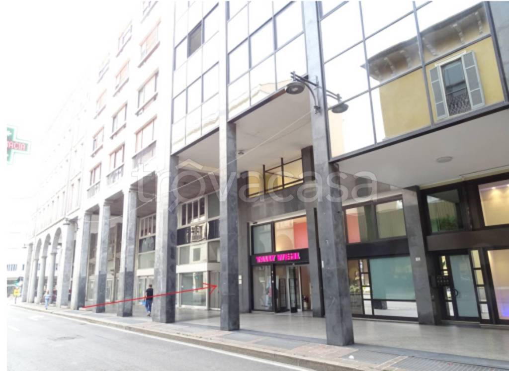 locale commerciale in vendita a Busto Arsizio