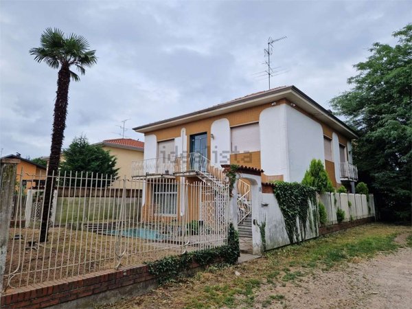 casa indipendente in vendita a Busto Arsizio