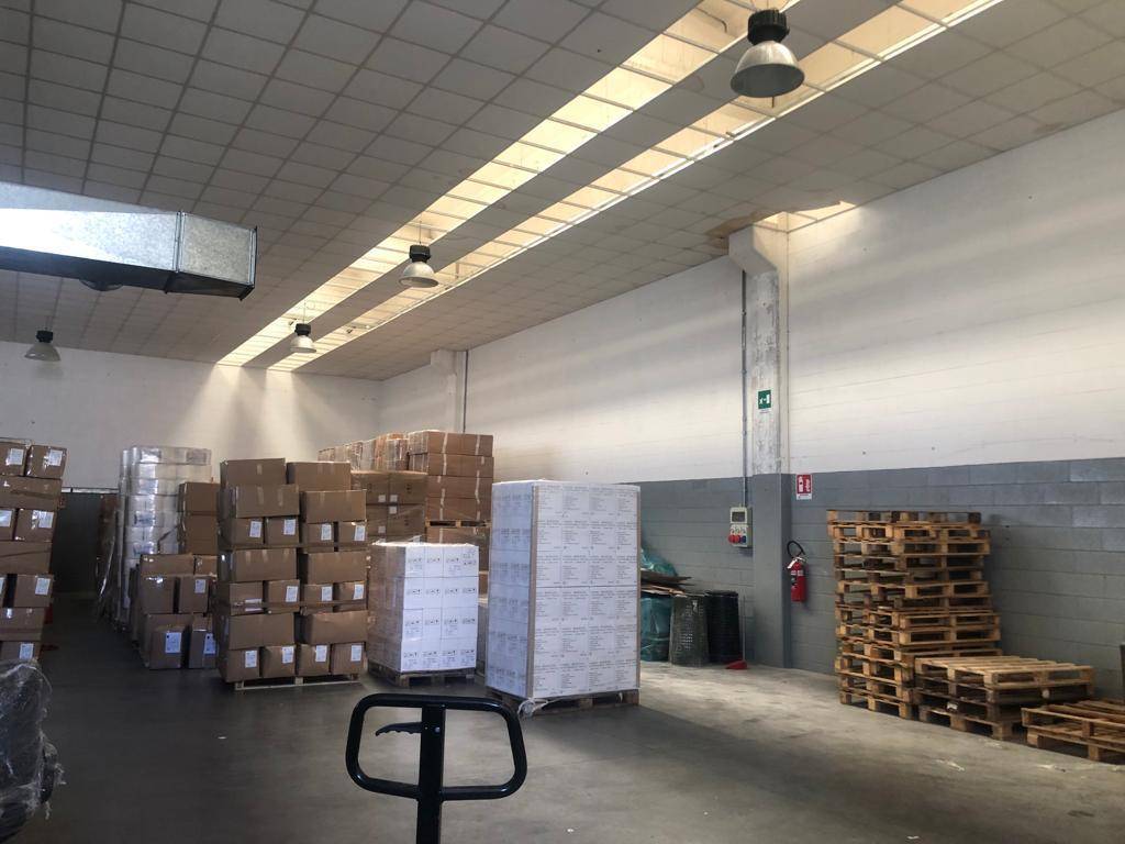 locale commerciale in vendita a Busto Arsizio in zona Borsano