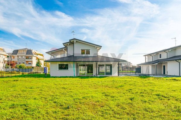 casa indipendente in vendita a Busto Arsizio