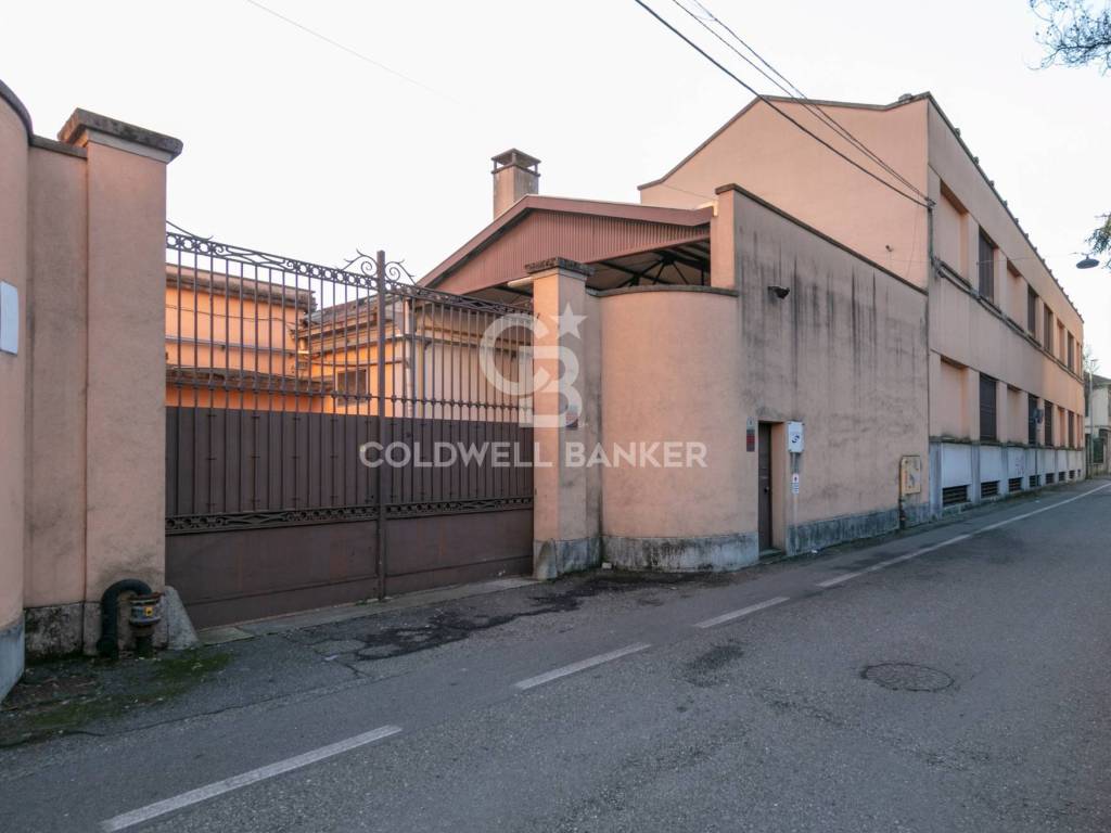 locale commerciale in vendita a Busto Arsizio