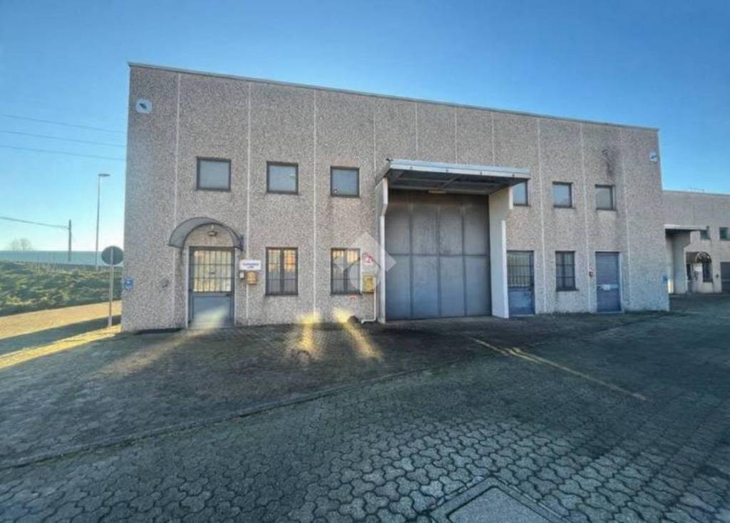 locale commerciale in vendita a Busto Arsizio in zona Borsano