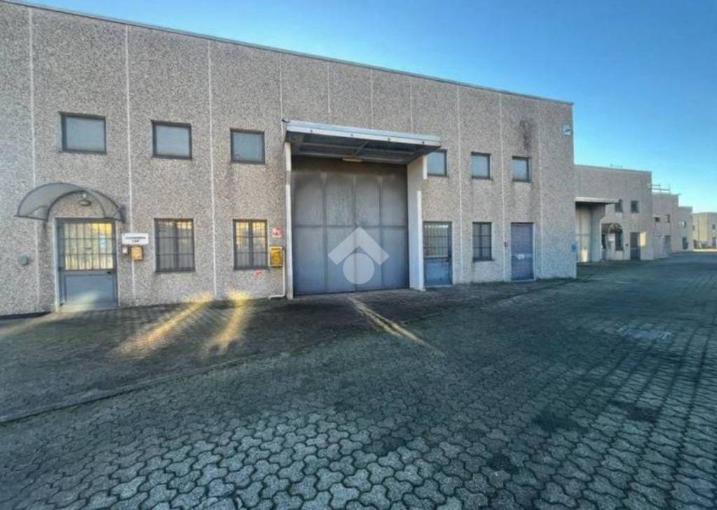 locale commerciale in vendita a Busto Arsizio in zona Borsano
