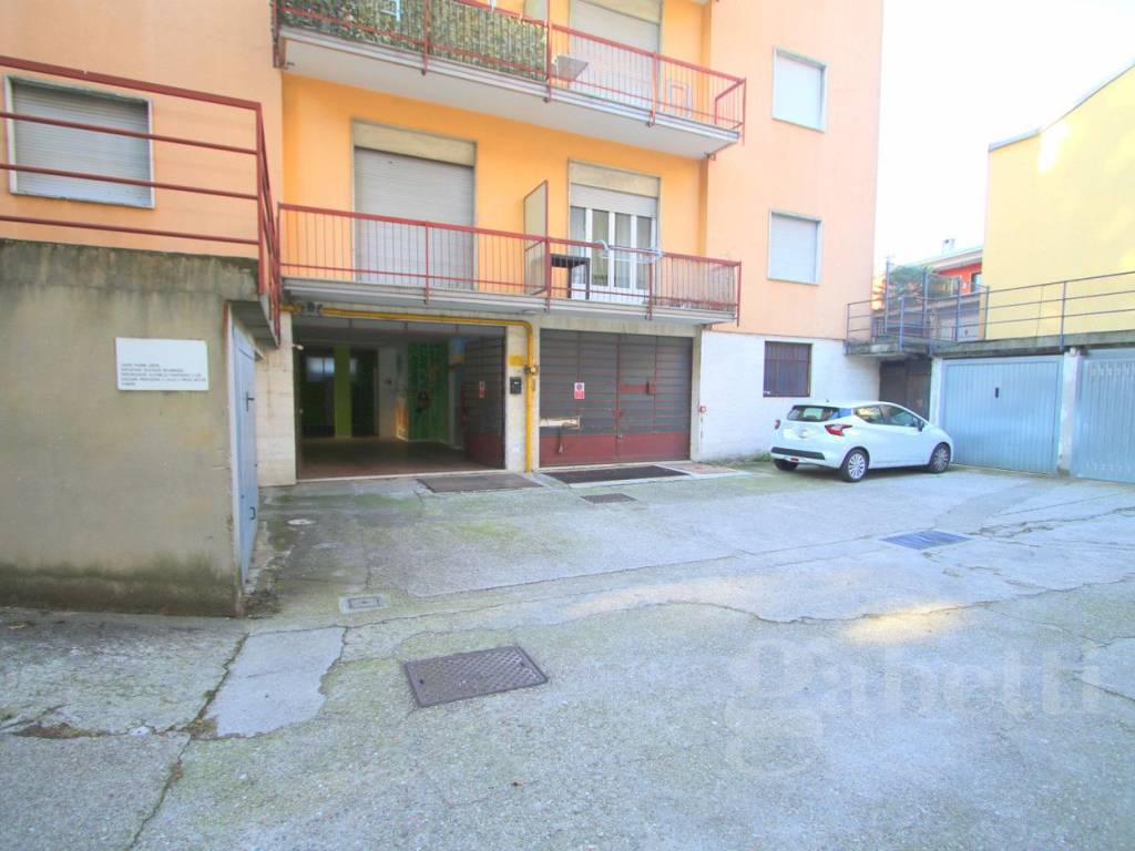 locale commerciale in vendita a Busto Arsizio