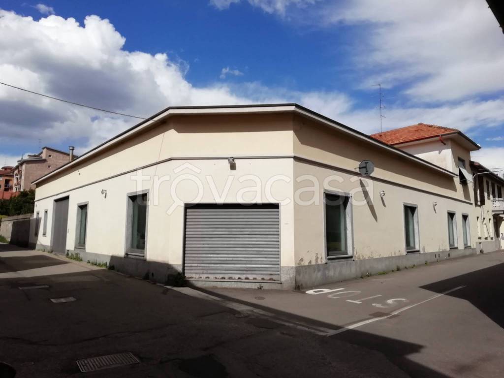 locale commerciale in vendita a Busto Arsizio in zona Borsano