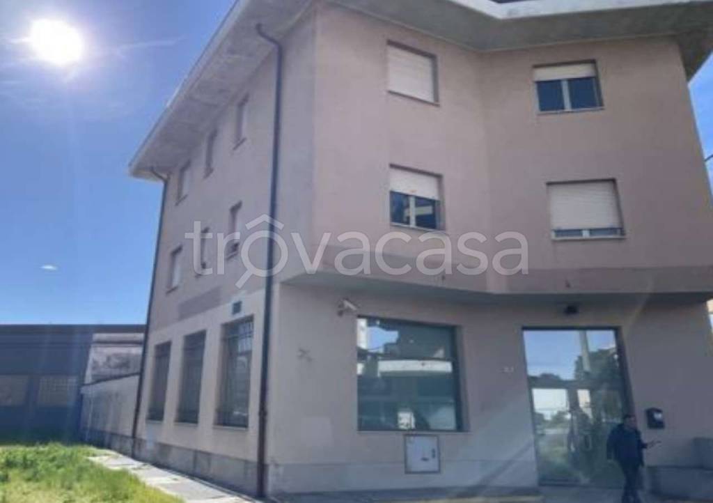 locale commerciale in vendita a Busto Arsizio