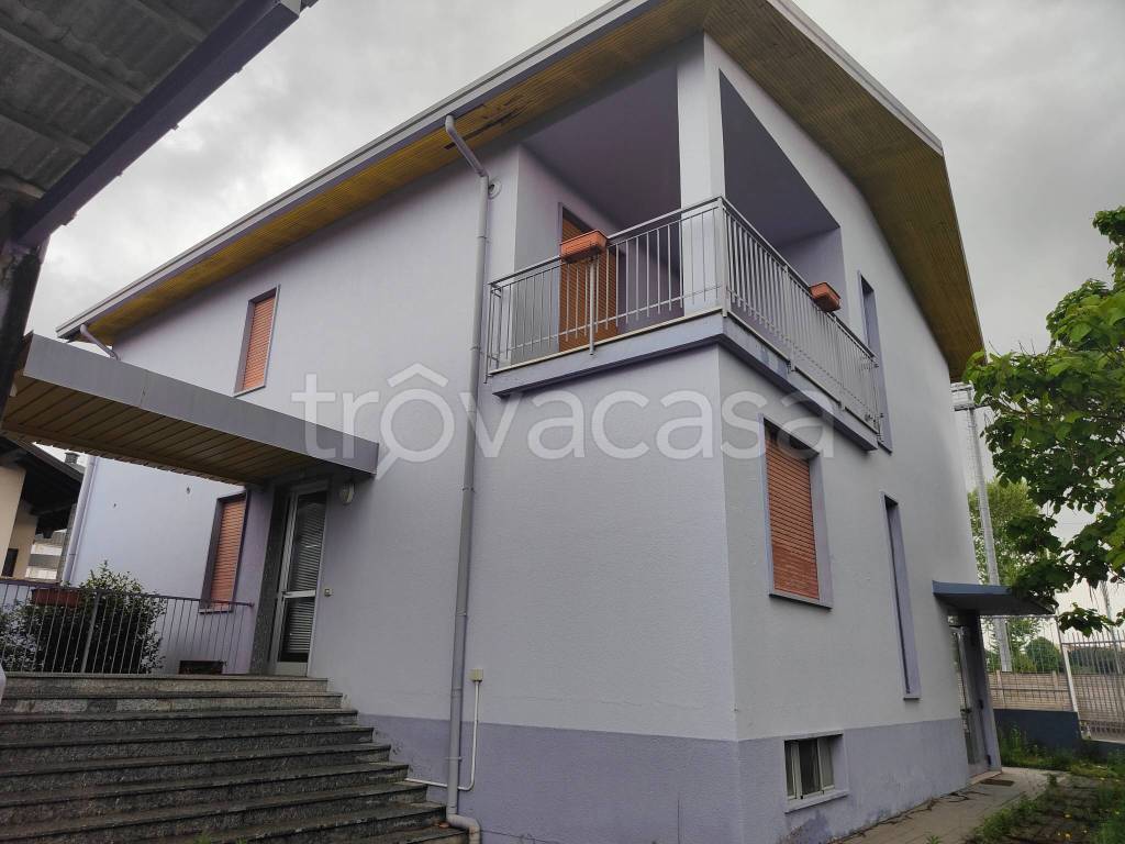 locale commerciale in vendita a Busto Arsizio