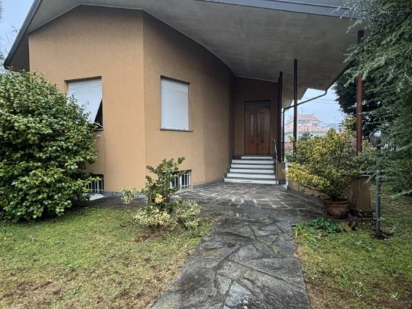 casa indipendente in vendita a Busto Arsizio