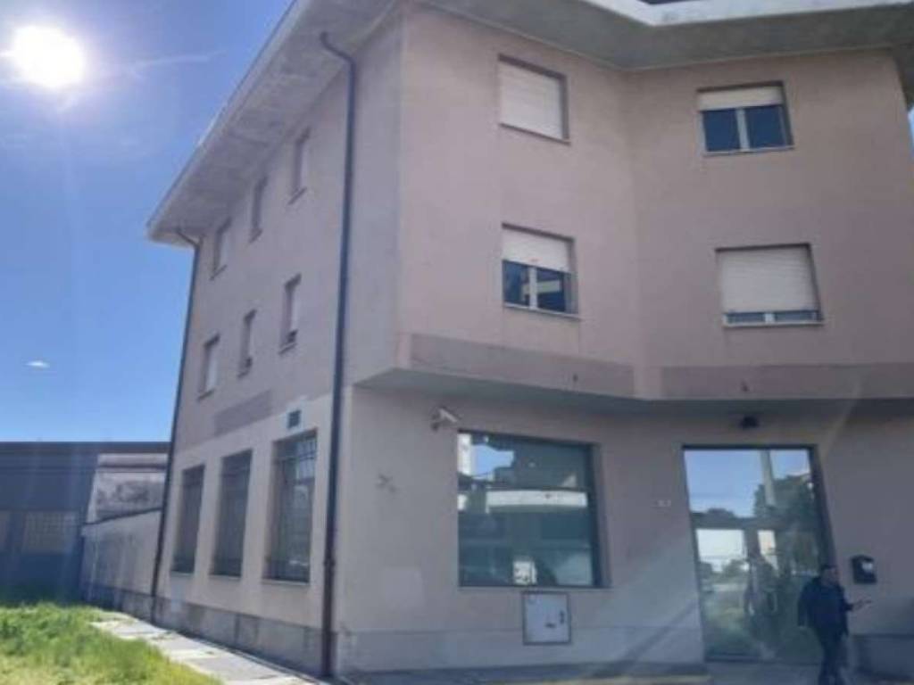 locale commerciale in vendita a Busto Arsizio