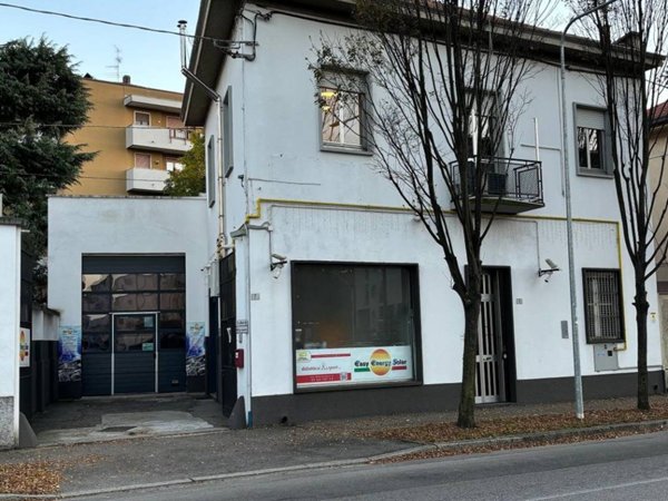 locale commerciale in vendita a Busto Arsizio