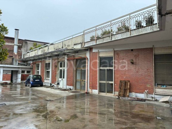 negozio in vendita a Busto Arsizio in zona Borsano