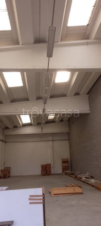 locale commerciale in vendita a Busto Arsizio in zona Borsano