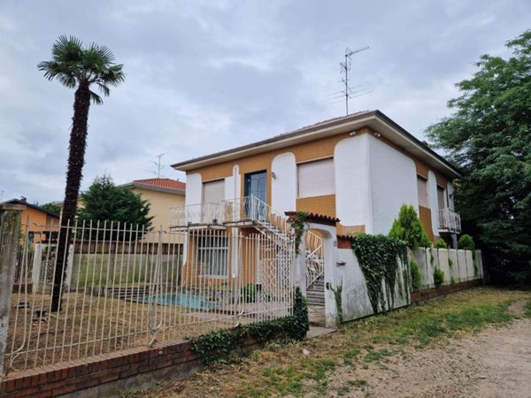 casa indipendente in vendita a Busto Arsizio