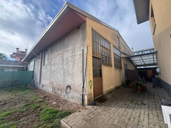 locale commerciale in vendita a Busto Arsizio