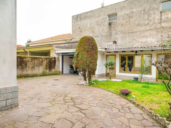 casa indipendente in vendita a Busto Arsizio in zona Borsano