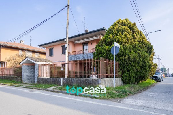 casa indipendente in vendita a Busto Arsizio in zona Borsano