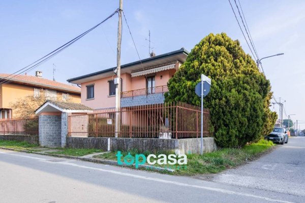 casa indipendente in vendita a Busto Arsizio in zona Borsano