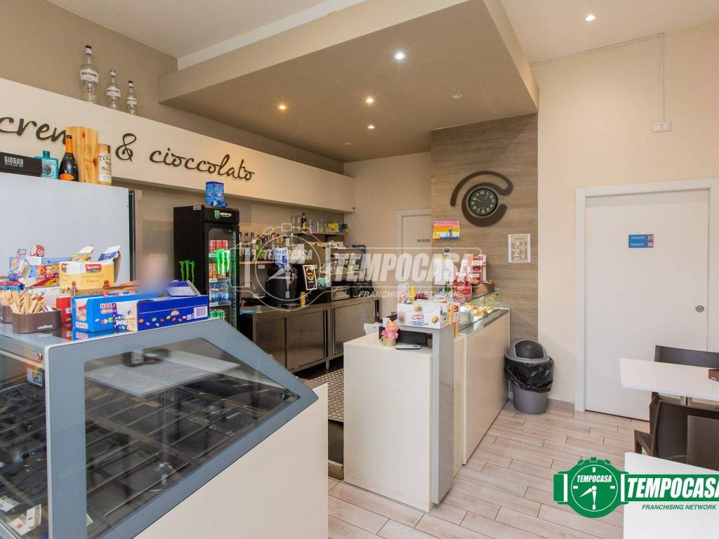 locale commerciale in vendita a Busto Arsizio