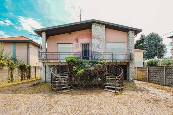 casa indipendente in vendita a Busto Arsizio