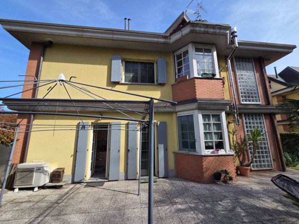 casa indipendente in vendita a Busto Arsizio