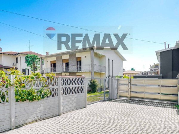 casa indipendente in vendita a Busto Arsizio