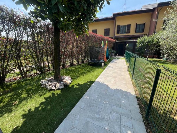 casa indipendente in vendita a Busto Arsizio in zona Borsano