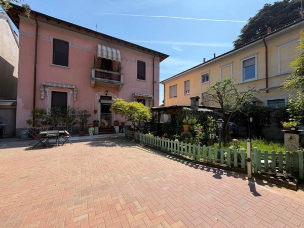 casa indipendente in vendita a Busto Arsizio