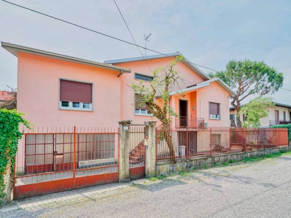 casa indipendente in vendita a Busto Arsizio in zona Borsano