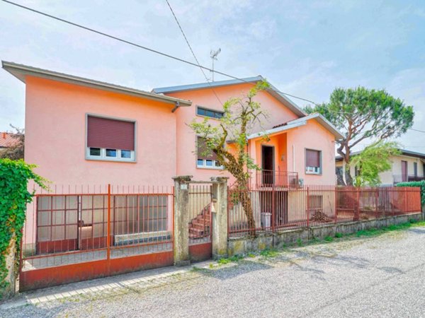 casa indipendente in vendita a Busto Arsizio in zona Borsano