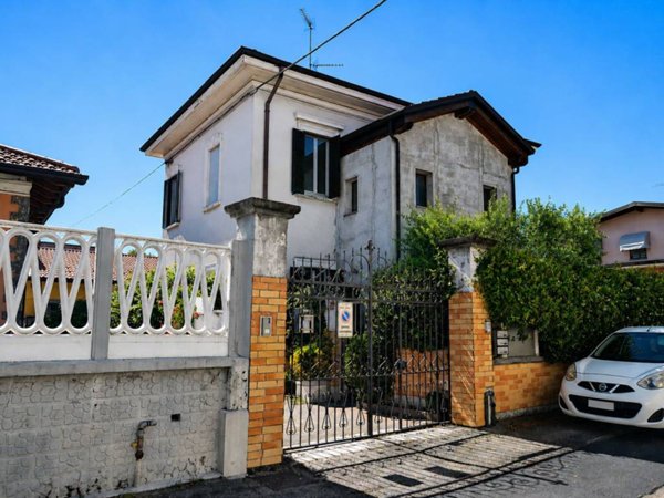 casa indipendente in vendita a Busto Arsizio