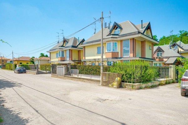 casa indipendente in vendita a Busto Arsizio