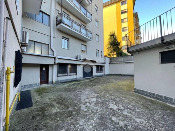 locale commerciale in vendita a Busto Arsizio