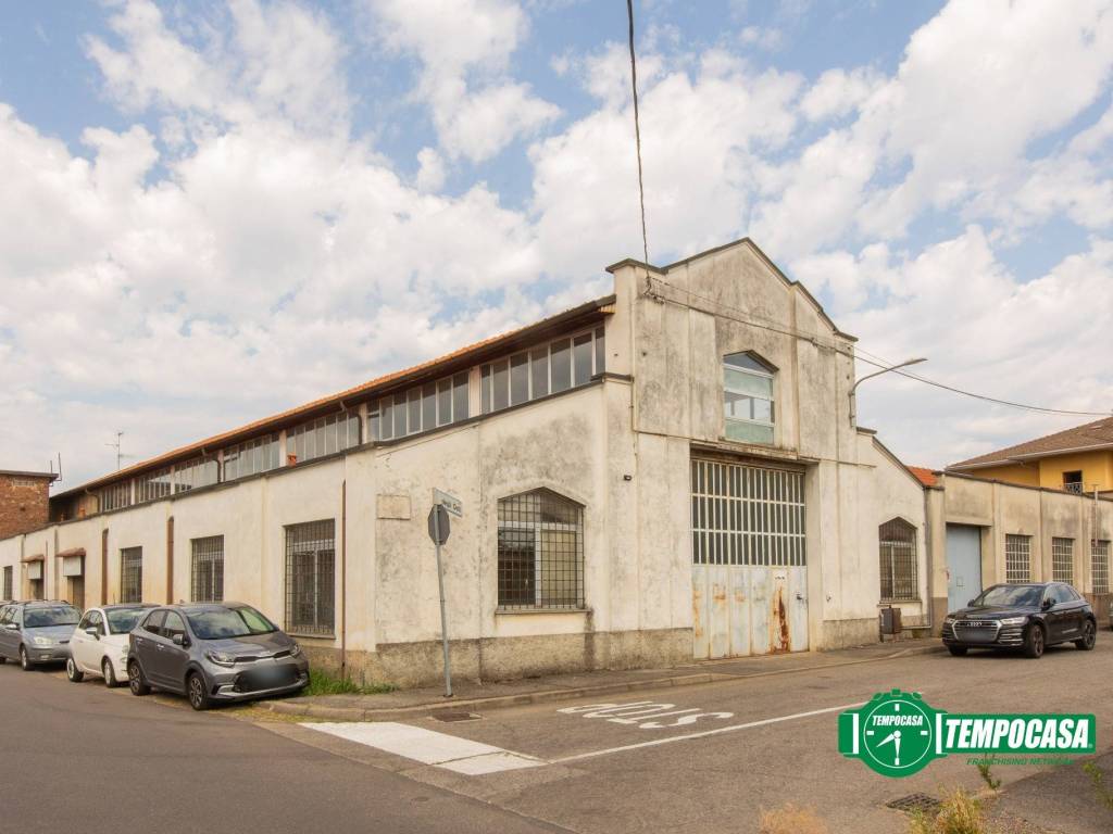 locale commerciale in vendita a Busto Arsizio