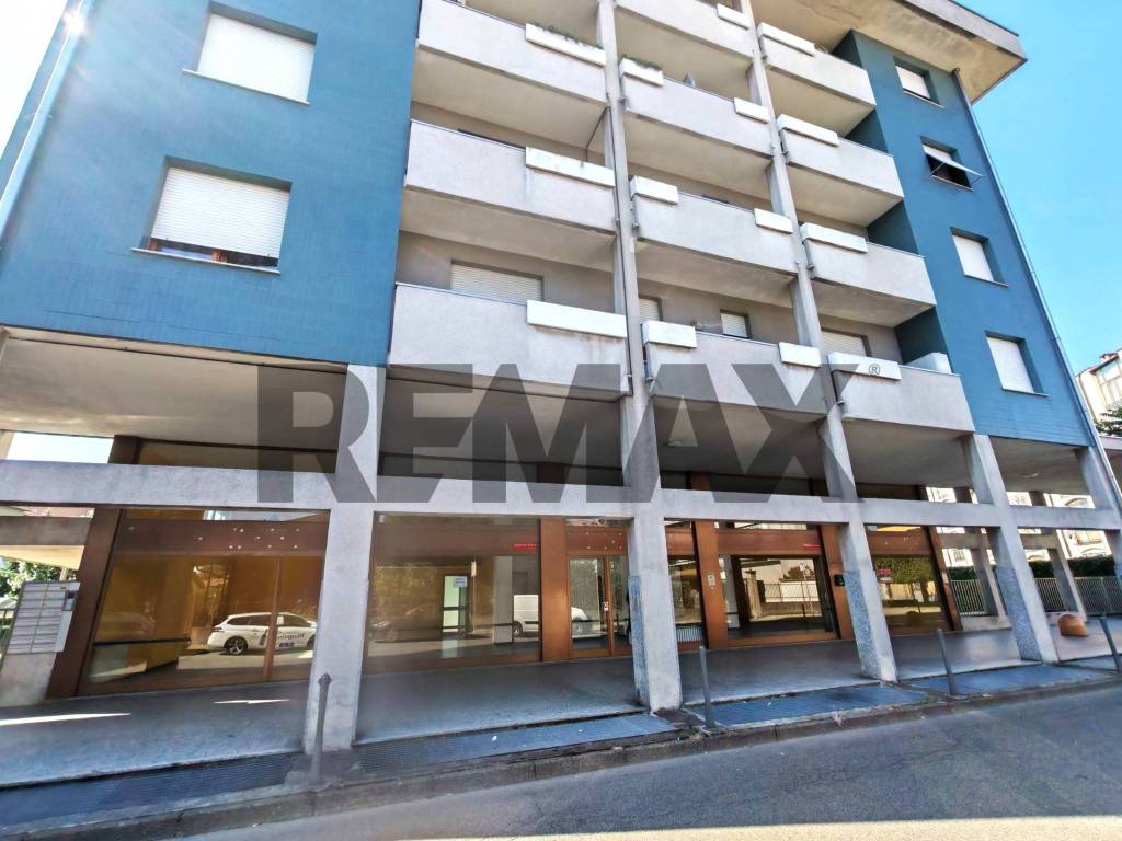 locale commerciale in vendita a Busto Arsizio